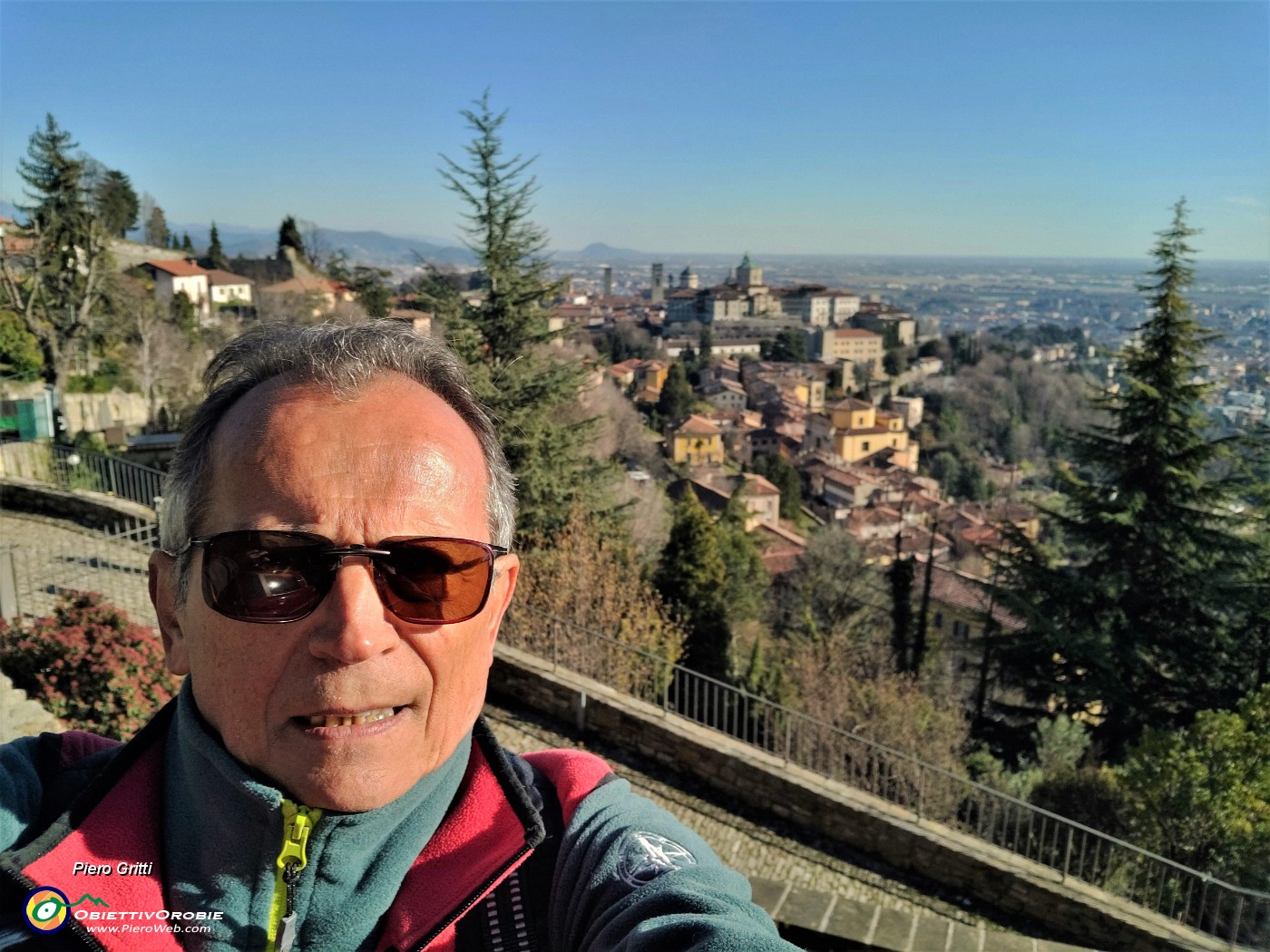 54 Scendedo da San Vigilio selfie con vista su Citta Alta.jpg